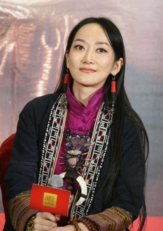 而现在的萨顶顶,究竟属于蛇精脸还是网红脸,小编真是傻傻分不清楚了.