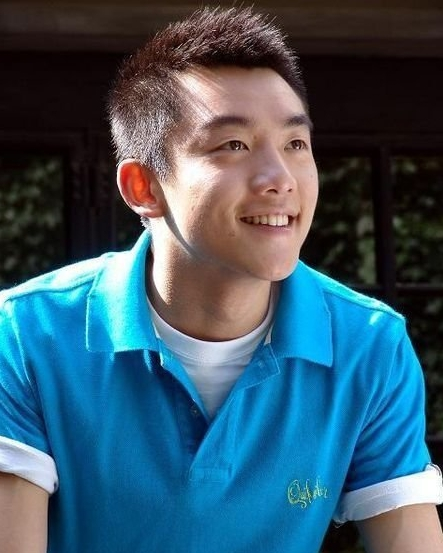 郑恺从出道以来就一直被传是富二代,连他自己都调侃"难道平民窟出身的