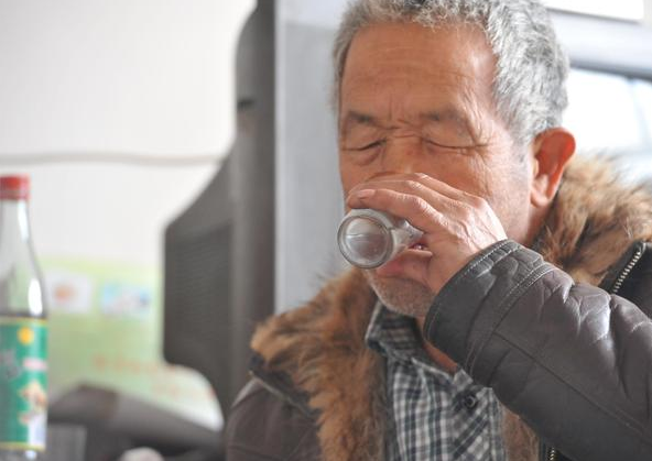 老人生活方式与众不同,抽烟喝酒样样都会,身体为何依旧健康?