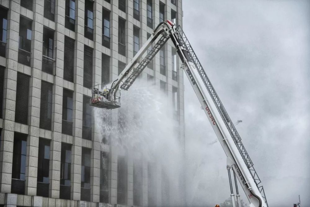 脚蹬云梯消防车 手持消防水枪 是火场上无畏前行的烈火英雄 今儿来