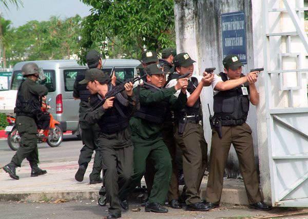 越南警察深夜抓捕380名中国人,捣毁这个组织,涉案金额30亿