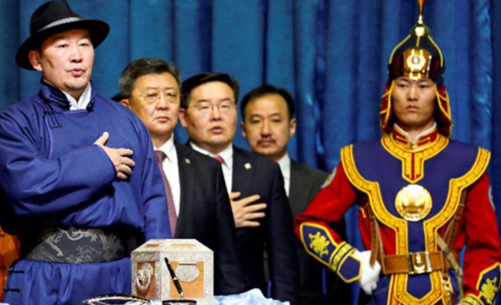 左侧为蒙古现任总统巴特图勒嘎朝青龙在接受媒体采访时表示:"选巴特