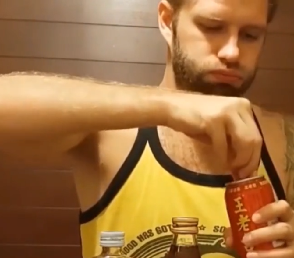 外国小哥喝王老吉 一口亮出 表情包 疑惑中国人怎么喝得下去