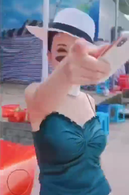 重庆保时捷"社会姐"恶习难改!再次被拍违章,网友:嚣张不减