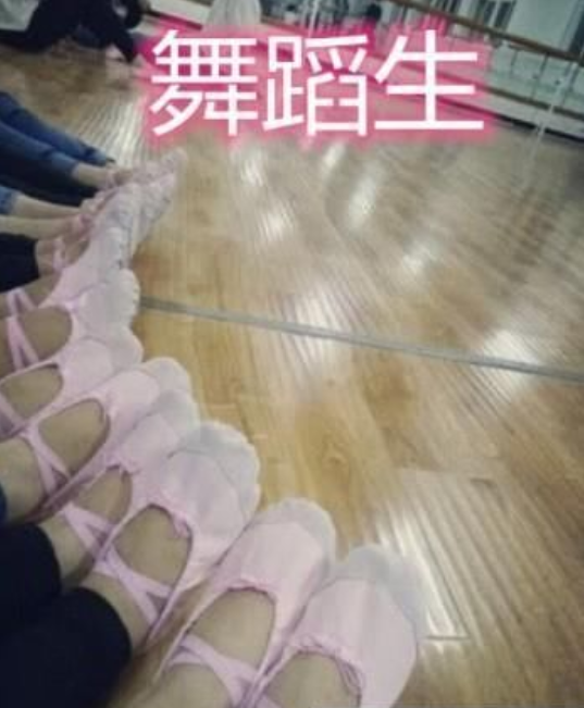 文科生秀鞋子,舞蹈生秀鞋子,体育生秀鞋子,看到美术生:这也太可了吧!