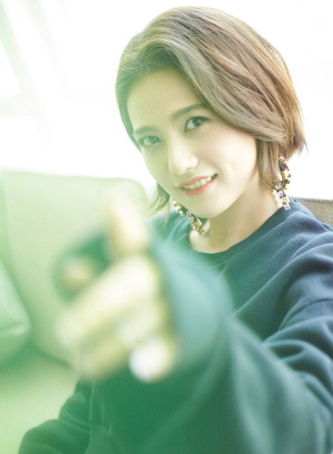 《亲爱的,热爱的》孙亚亚,戏外剪短发穿牛油果裙拍写真,巨潮!