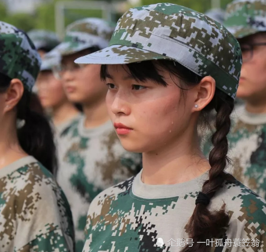 高一军训女生图片