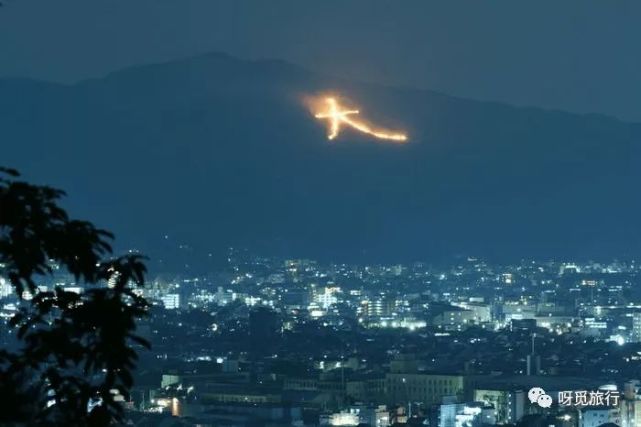 京都8月中举办传统 五山送火 节壮美山火点缀京都之夏