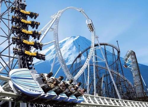 它位于日本长岛温泉乐园,是日本最长的,全球第三长的木质过山车.