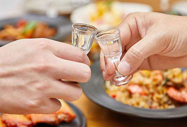 酒后真能吐真言?喝白酒的4个冷知识,老酒鬼