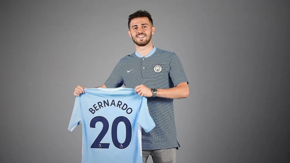 伯纳多-席尔瓦在曼城身披20号球衣初到英超,这位身高只有173cm的小