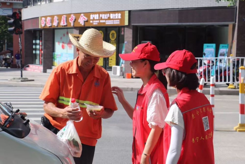 环卫工人柳贤荣笑着说"那个同志叫我们进来喝水,同志们很好.