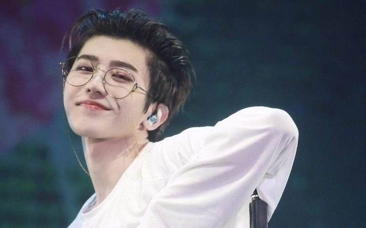 蔡徐坤过生日 微博评论区被灌爆 一条 坤妞 留言点赞过万