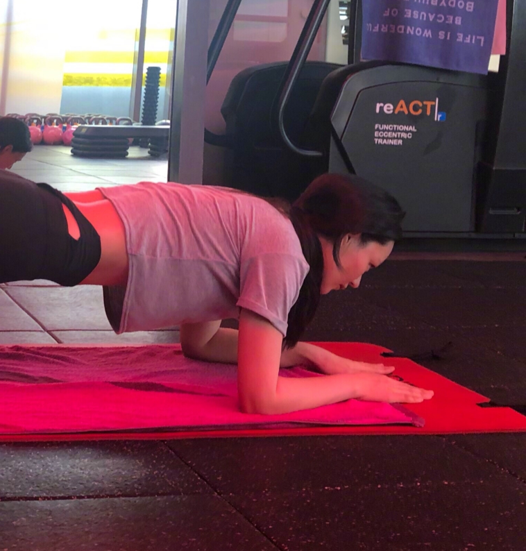 张馨予产后晒健身照,马甲线超吸睛,完全不像生过孩子