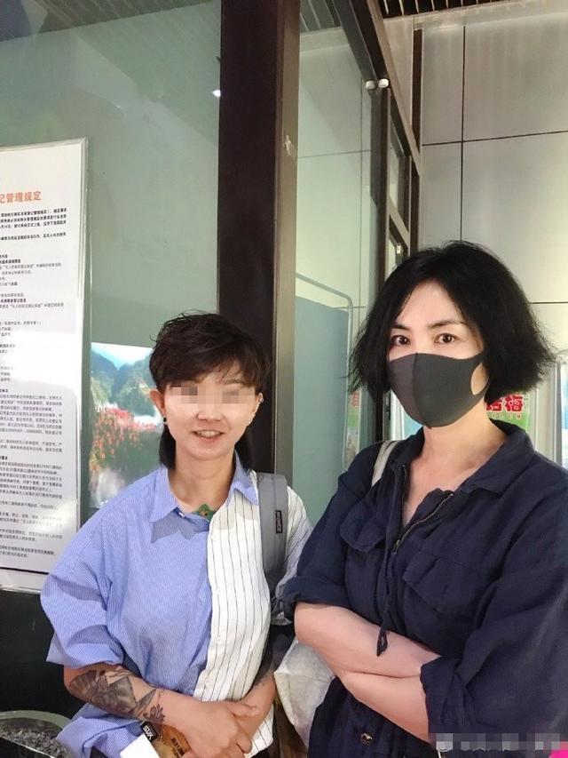网友晒王菲合影,素颜也很一般,气质也没有那么好
