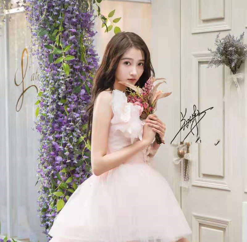 谁说关晓彤虎背熊腰身材差?当她穿上婚纱后,网友:鹿晗赚大了