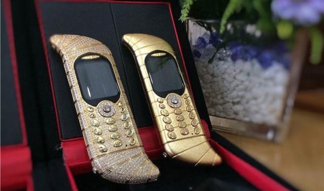 同样是白金所打造的,机身上镶嵌了总共50颗钻石以及10颗昂贵的蓝钻,跟