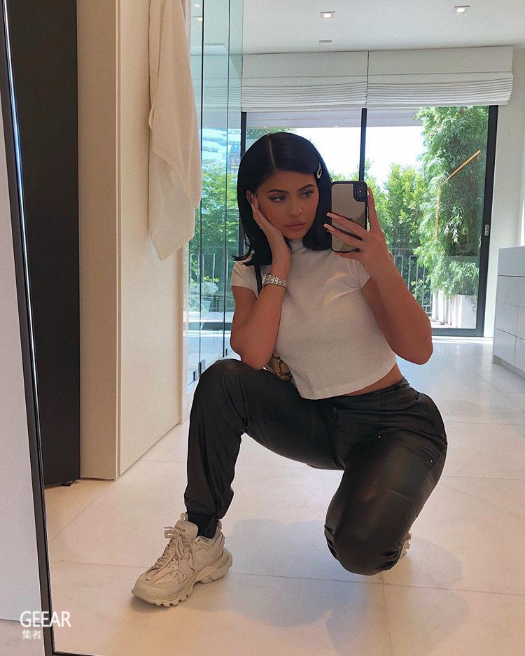 kylie jenner一口气把长发剪去!短发造型看起来年轻