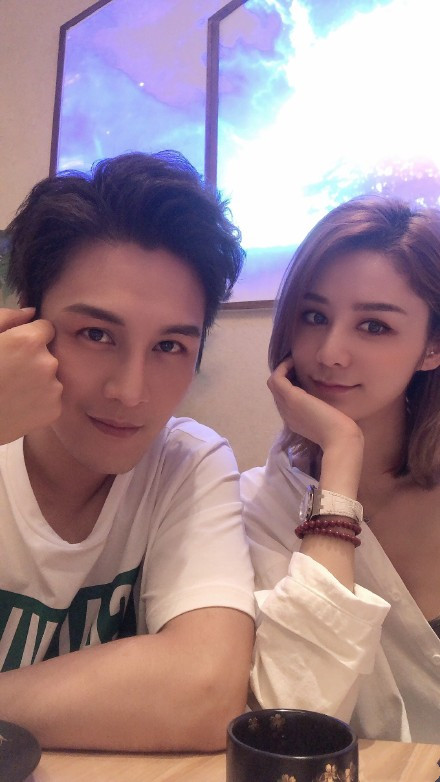 林峯与欧阳震华再聚餐,大方介绍女友张馨月,小两口同框笑得甜蜜