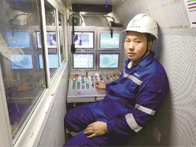 盾构机司机,被形象称之为"土行孙.