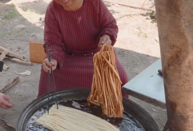临沂农村露天锅炸馓子纯正花生油炸的就是香10元一斤很实惠