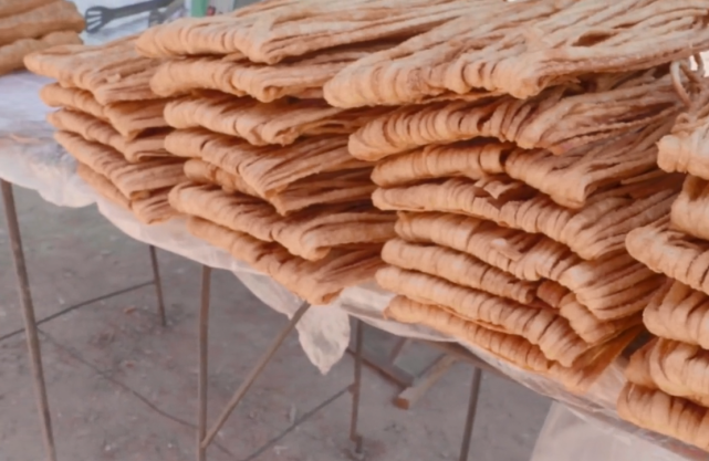 临沂农村露天锅炸馓子纯正花生油炸的就是香10元一斤很实惠