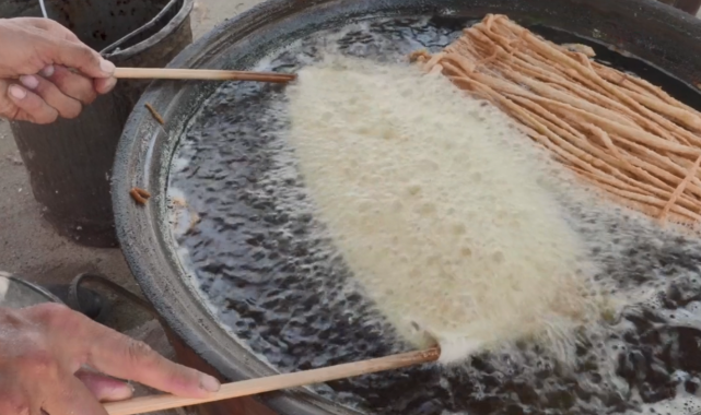 临沂农村露天锅炸馓子纯正花生油炸的就是香10元一斤很实惠