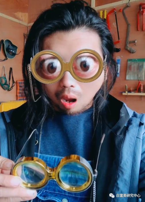 周二珂傍上富二代弃播被辱骂,专做废品的手工耿火