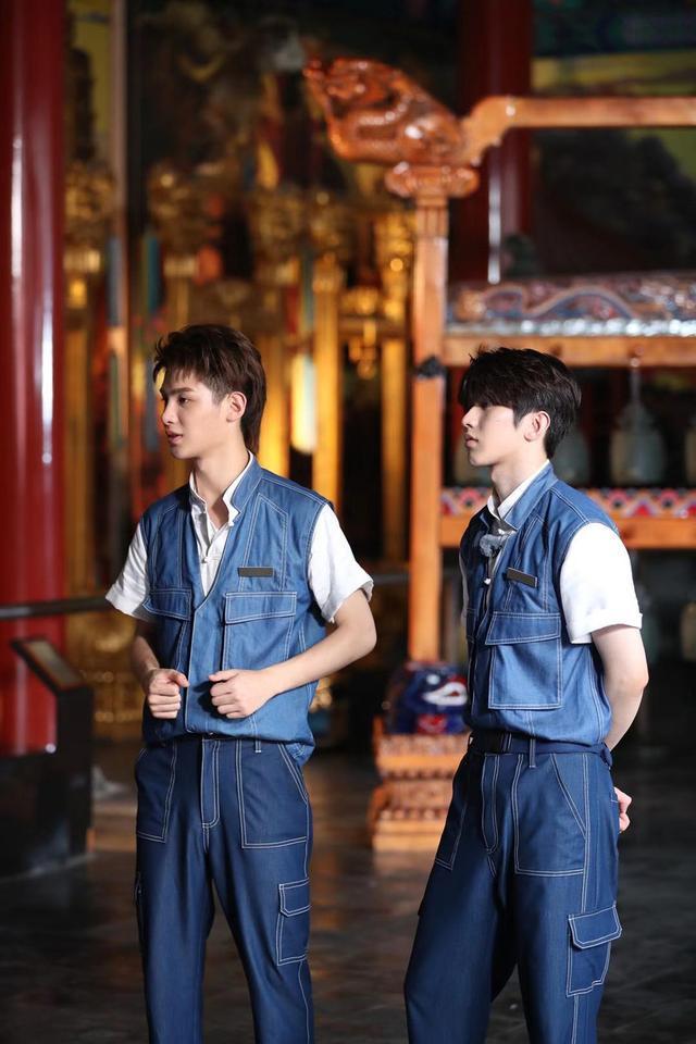 蔡徐坤,黄明昊合体录制新综艺,两人站一起才知道谁虚报身高了