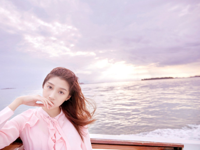 关晓彤海边写真,乘风破浪花期盛开,粉粉的少女彤!