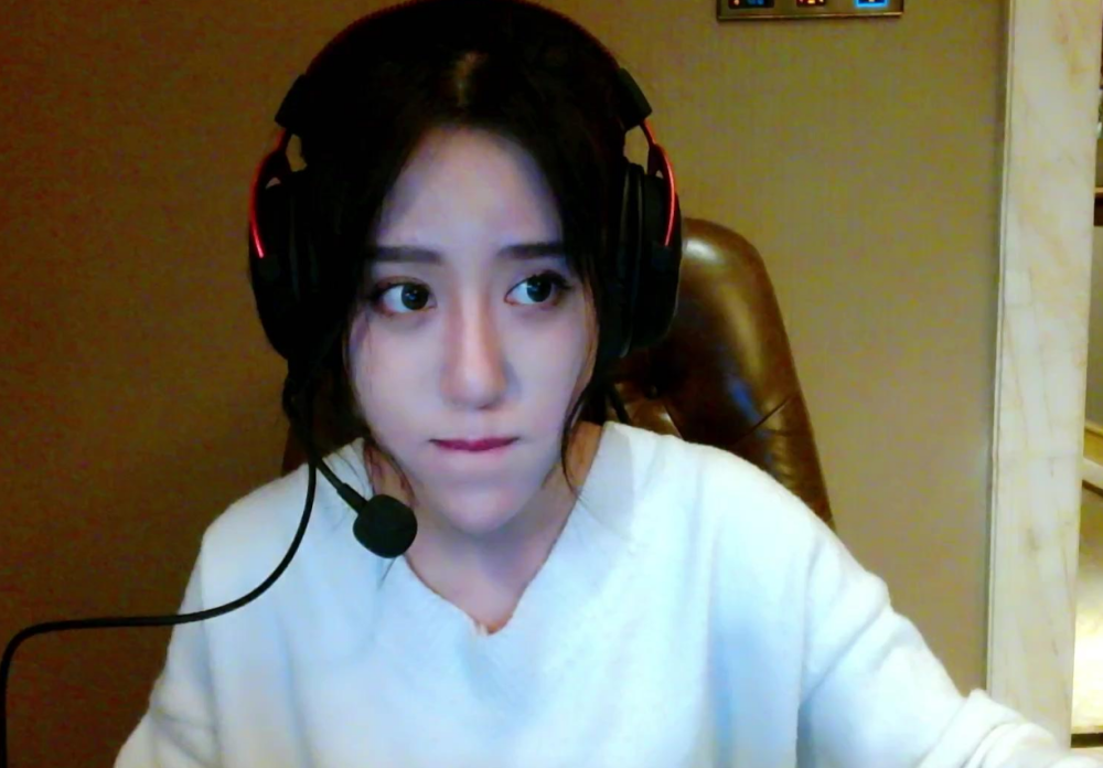 陷入爱情的女人多傻呆妹儿曾为前男友花尽钱财苦苦哀求却被甩