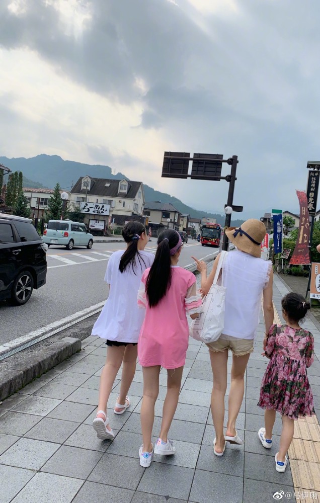 马伊琍|马伊琍分享与女儿欢乐时光，母女勾肩搭背似姐妹，爱马为妈妈拍照好温馨