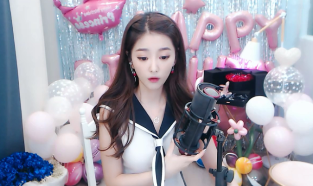 中国蓝电母生日庆典礼物周榜近300万,生日后再夺三个头条