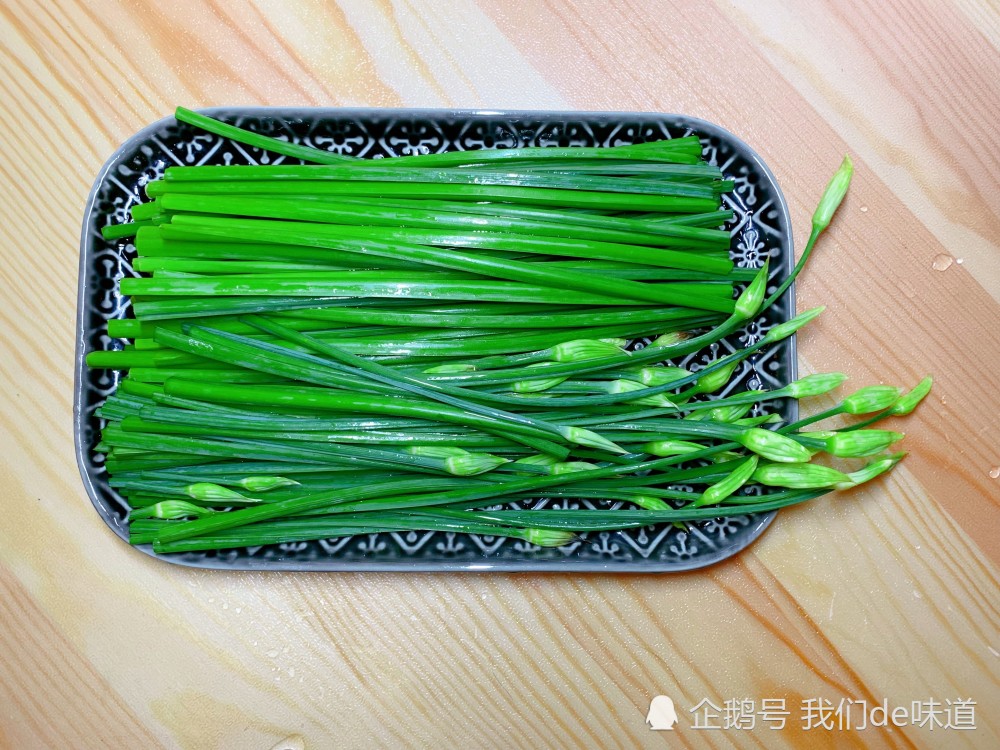 3分钟就能炒一盘 韭菜苔搭配这种食材 既香嫩又下饭 还超好吃