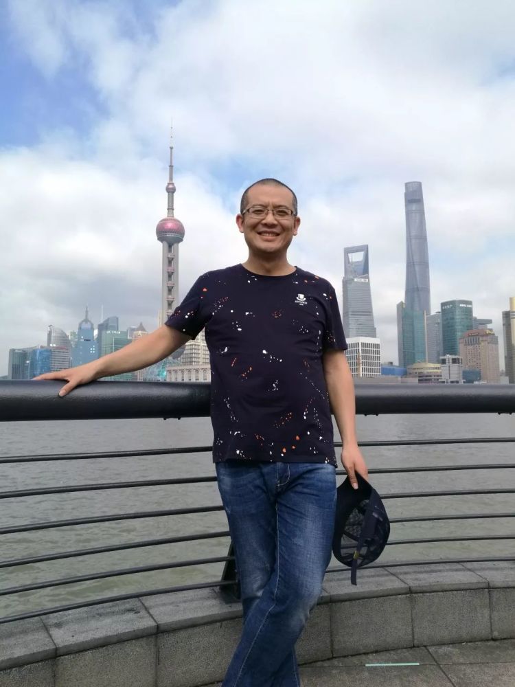 当人们仍在故作郑重地一遍遍问着滥俗的"你选择月亮还是六便士?