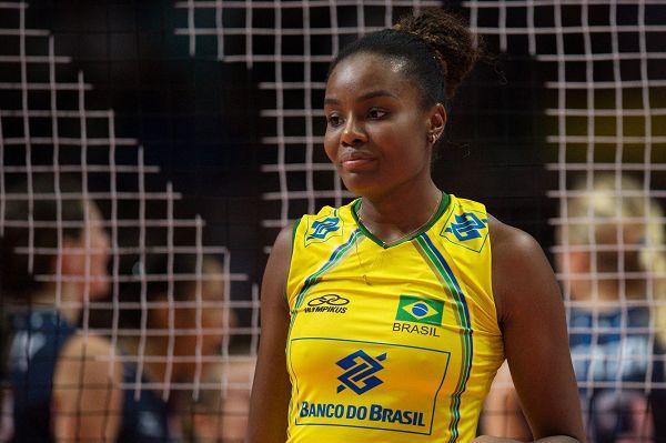 法比亚娜是巴西女排黄金一代的代表性人物,身高达到193cm,臂展极长