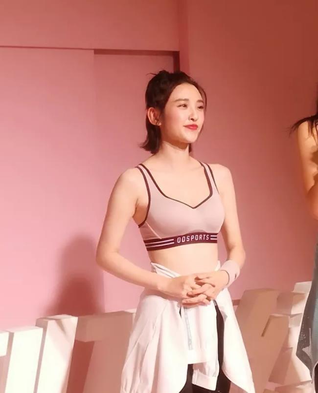 被曝怀孕后首现身,唐艺昕大方挺肚回应传闻,网友:行为说明一切