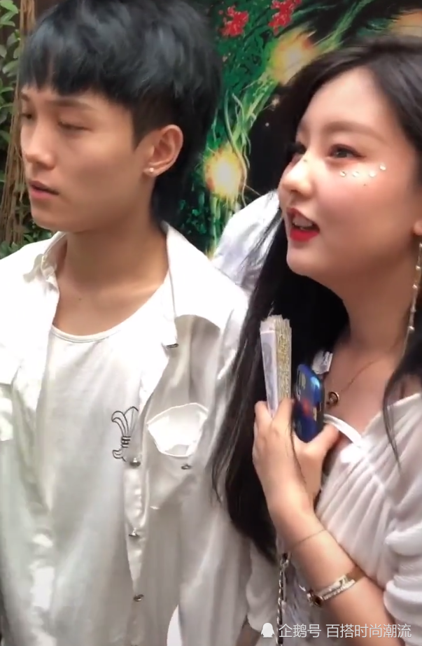 镜头下的炫迈,皮肤暗黄,面部僵硬,终于知道网红和明星的差距了