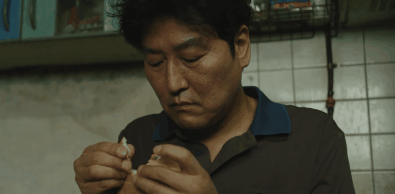 宋康昊望向观众那个镜头. 寄生虫,不仅是银幕里的家庭.