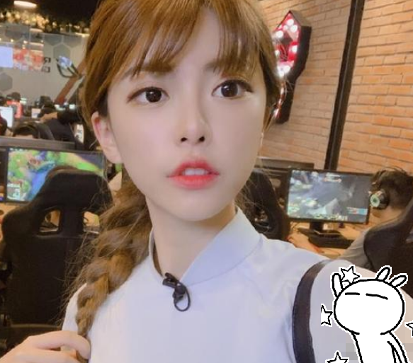 周淑怡直播现场卸妆,看到素颜照后,网友:第二个乔碧萝?