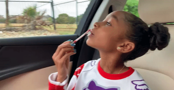 最年轻女rapper12岁lay姐回归,歌词中还致敬了果汁姐