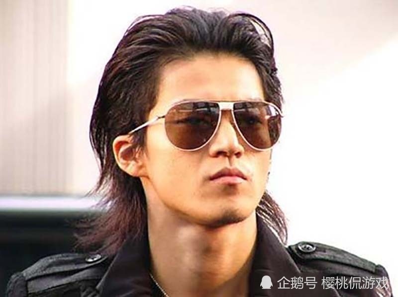 接下来就是《热血高校》里佩戴墨镜的小栗旬,那种狂拽的形象在他身上