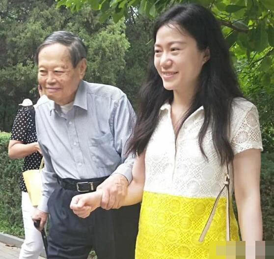 事实上,杨教授和翁帆既是夫妻也是同事,翁帆现今的任务就是学习并帮助