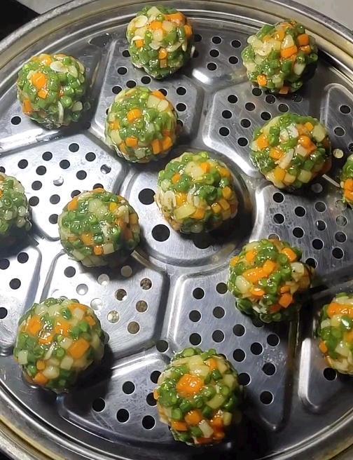 豇豆角做的菜团子,不用和面不用揉面,做法简单快速,营养又好吃