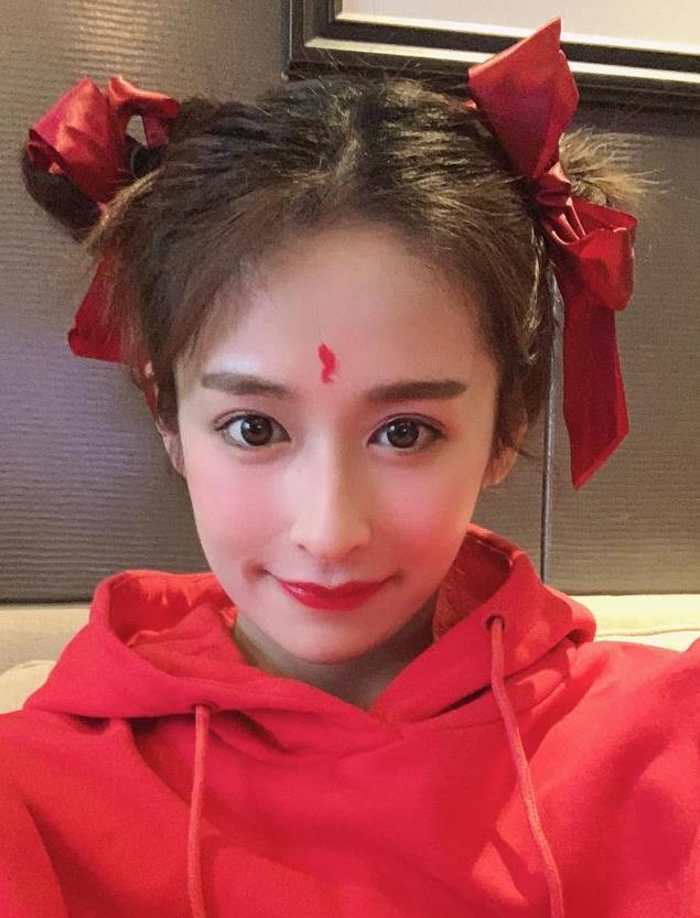 女明星集体晒哪吒头,李现也来凑热闹,网友:不太聪明的亚子