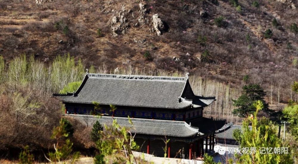 朝阳寺庙双塔寺双塔