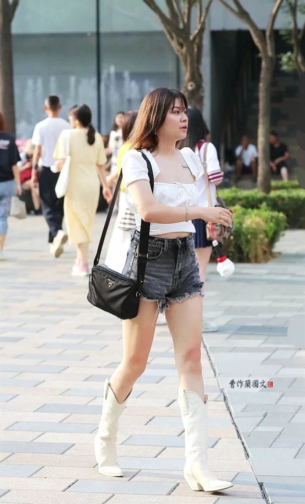 街拍 炎炎夏日依然穿长筒靴的美女