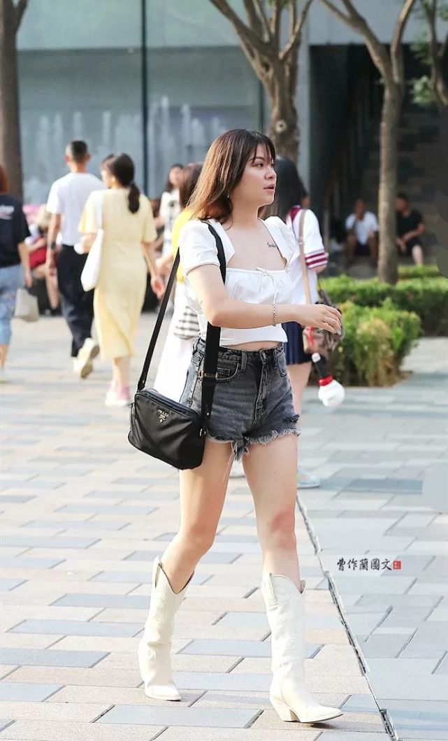 街拍 炎炎夏日依然穿长筒靴的美女 美女 街拍 长筒靴