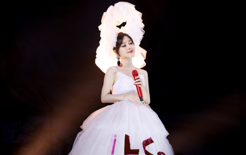 冯提莫演唱会开唱!台下却坐着这大佬,网友:难怪能火!