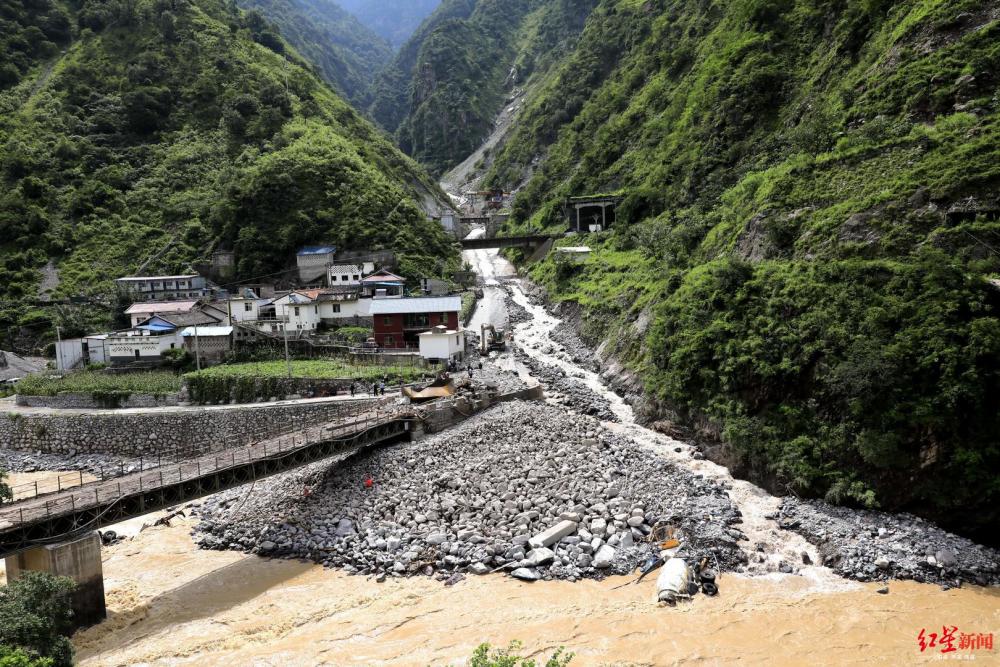 重庆男子正驾驶装载机疏通河道,最终连人带车被洪流卷走.